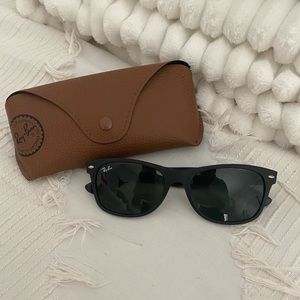 Authentic Wayfarer Ray Ban Sunglasses